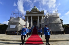 8. oktobar 2012. Pripadnici počasne jedinice Vojske Srbije ispred Narodne skupštine pred Prvu sednicu Drugog redovnog zasedanja Narodne Skupštine Republike Srbije u 2012. godini (foto: TANJUG) 